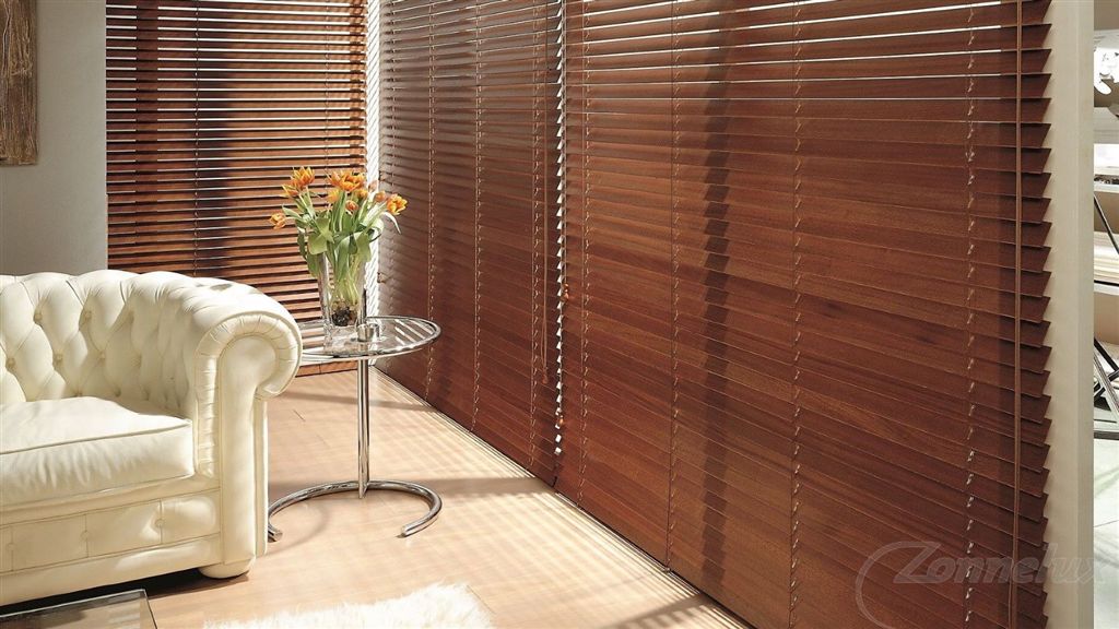 Houten jaloezieën; mooi en functioneel Wit houten jaloezieen woonkamer